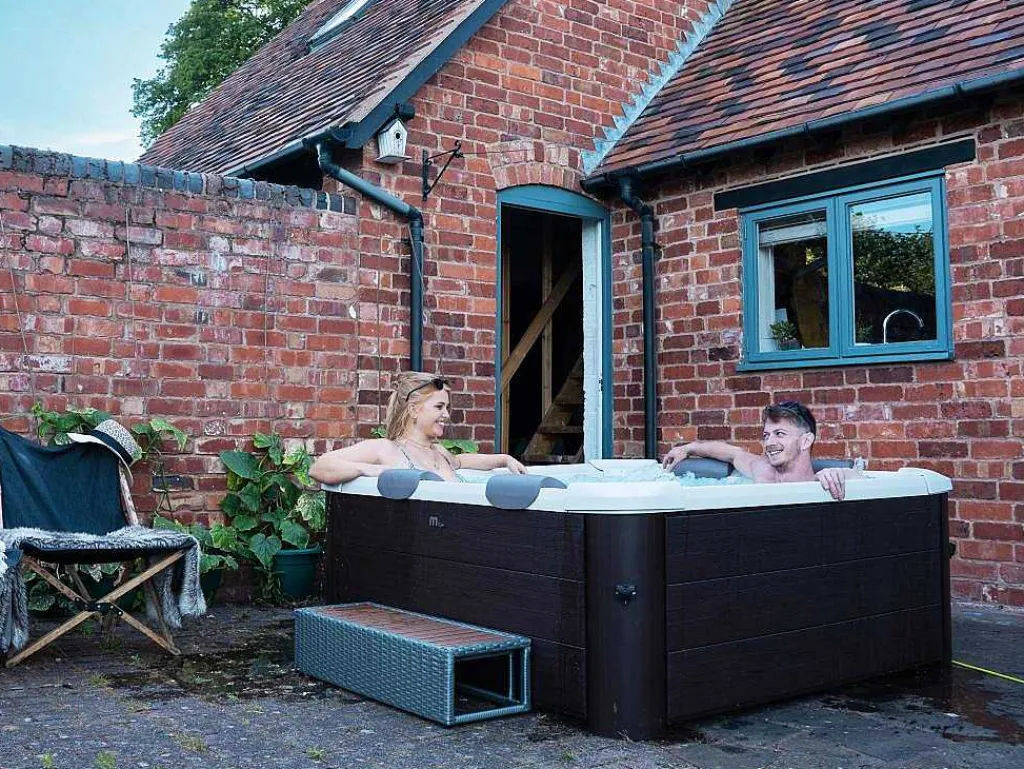 Bruine Halfharde Spa Met 6 Plaatsen Met Accessoires - 120 Stralen - L160 X B160 X H65 Cm - Makemo Van-Mspa Best